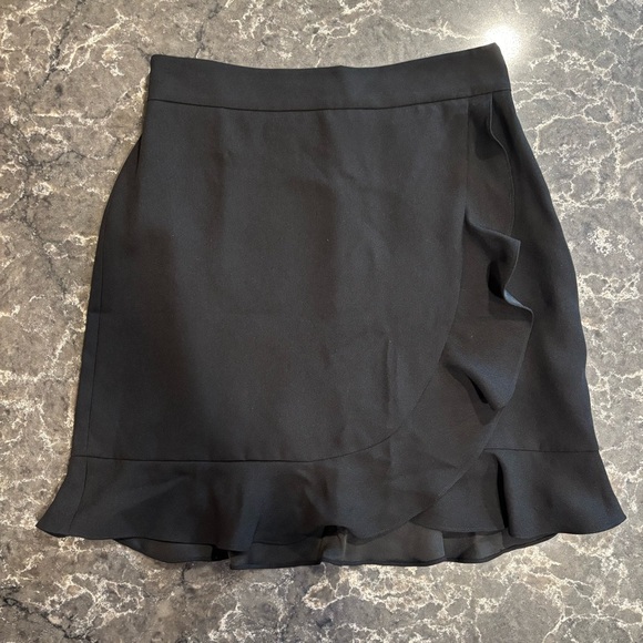 Club Monaco Black mini skirt with ruffled detail - Picture 1 of 7